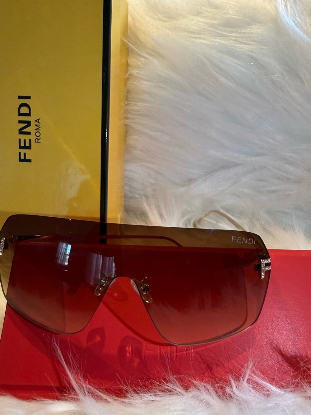 Fendi Red Rimless Shield Sunglasses with Gold Temples - Picture 3 of 4